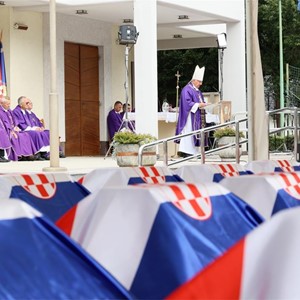 Macelj: Pokopano 500 hrvatskih žrtava – „Gdje čovjek vidi kosti, Bog vidi osobu“